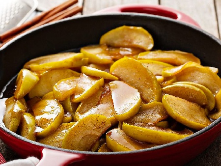 Пържени захаросани ябълки с масло и канела - снимка на рецептата